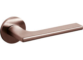 Olivari deurkruk Lotus + ronde geveerde rozet 51x5mm met nokken en doorgaande bevestiging Brons mat titaan PVD