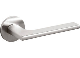 Olivari deurkruk Lotus + ronde geveerde rozet 51x5mm met nokken en doorgaande bevestiging RVS mat titaan PVD