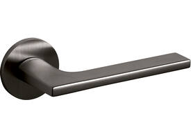 Olivari deurkruk Lotus + ronde geveerde rozet 51x5mm met nokken en doorgaande bevestiging Antraciet mat titaan PVD