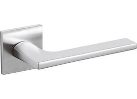 Olivari deurkruk Lotus Q + vierkant geveerde rozet 51x5mm met nokken en doorgaande bevestiging Chroom mat
