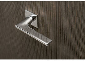 Olivari deurkruk Lotus Q + vierkant geveerde rozet 51x5mm met nokken en doorgaande bevestiging Chroom