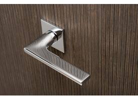 Olivari deurkruk Lotus Q + vierkant geveerde rozet 51x5mm met nokken en doorgaande bevestiging Chroom