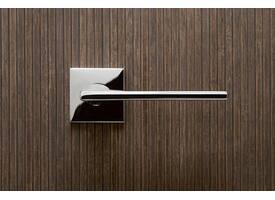 Olivari deurkruk Lotus Q + vierkant geveerde rozet 51x5mm met nokken en doorgaande bevestiging Chroom