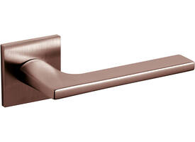 Olivari deurkruk Lotus Q + vierkant geveerde rozet 51x5mm met nokken en doorgaande bevestiging Brons mat titaan PVD