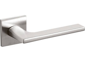 Olivari deurkruk Lotus Q + vierkant geveerde rozet 51x5mm met nokken en doorgaande bevestiging RVS mat titaan PVD