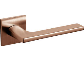 Olivari deurkruk Lotus Q + vierkant geveerde rozet 51x5mm met nokken en doorgaande bevestiging Koper mat titaan PVD