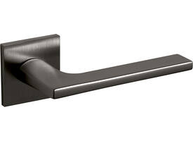 Olivari deurkruk Lotus Q + vierkant geveerde rozet 51x5mm met nokken en doorgaande bevestiging Antraciet mat titaan PVD