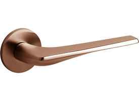 Olivari deurkruk Twist + ronde geveerde rozet 51x5mm met nokken en doorgaande bevestiging Koper mat titaan PVD