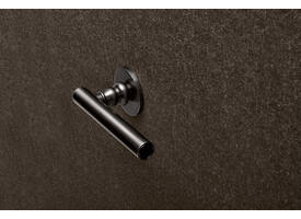 Olivari deurkruk Dolce Vita + geveerde rozet Ø51x5mm met nokken en doorgaande bevestiging Antraciet mat titaan PVD