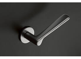 Olivari deurkruk Plume + ronde geveerde rozet 51x5mm met nokken en doorgaande bevestiging Chroom mat