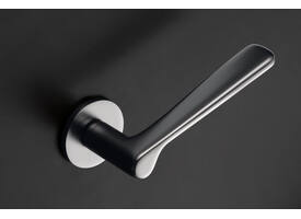 Olivari deurkruk Plume + ronde geveerde rozet 51x5mm met nokken en doorgaande bevestiging Chroom mat