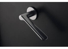 Olivari deurkruk Plume + ronde geveerde rozet 51x5mm met nokken en doorgaande bevestiging Chroom mat