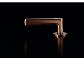 Olivari deurkruk Plume + ronde geveerde rozet 51x5mm met nokken en doorgaande bevestiging Koper mat titaan PVD