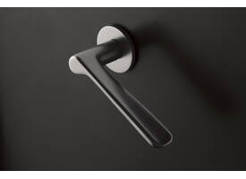 Olivari deurkruk Plume + ronde geveerde rozet 51x5mm met nokken en doorgaande bevestiging Antraciet mat titaan PVD