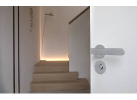 Olivari deurkruk Icona + ronde geveerde rozet 51x5mm met nokken en doorgaande bevestiging Chroom mat