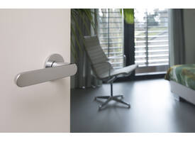 Olivari deurkruk Icona + ronde geveerde rozet 51x5mm met nokken en doorgaande bevestiging Chroom mat