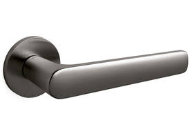 Olivari deurkruk Lugano + ronde geveerde rozet 51x5mm met nokken en doorgaande bevestiging Antraciet mat titaan PVD