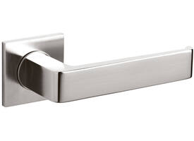 Olivari deurkruk Milano Q + vierkant geveerde rozet 51x5mm met nokken en doorgaande bevestiging RVS mat titaan PVD