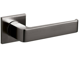 Olivari deurkruk Milano Q + vierkant geveerde rozet 51x5mm met nokken en doorgaande bevestiging Antraciet mat titaan PVD